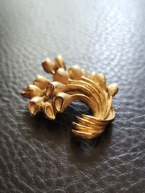 VTG Monet Gold Sculptural Brooch